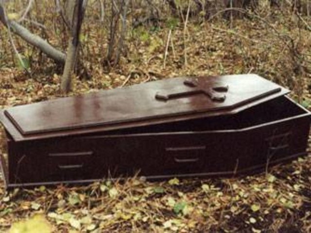 Zorlayınca kapı açıldı, tabut basamaklara çarparak düştü.