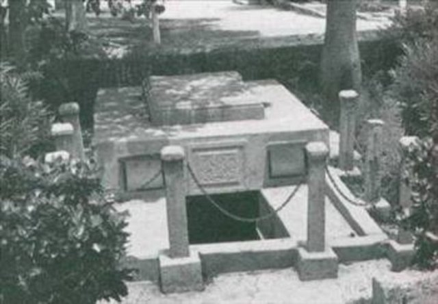 Birkaç ay sonra ailenin diğer bir ferdi olan Dorcas, kendini bahçedeki bir dolaba kilitleyip havasızlıktan öldü. O da aynı mezara kondu.