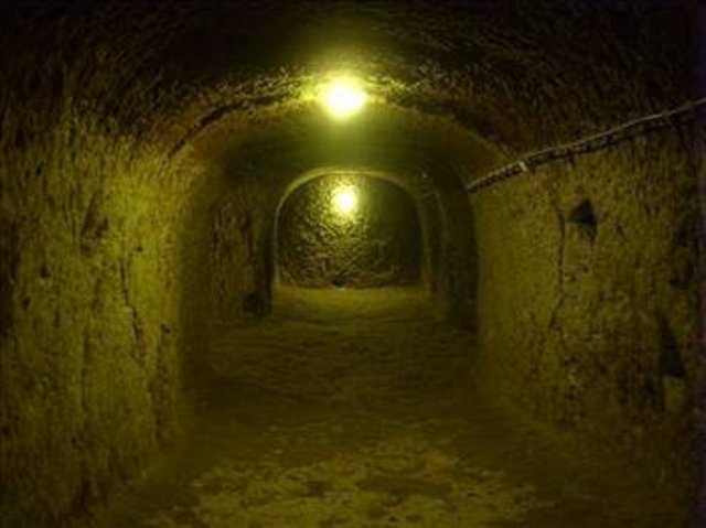 Bu noktada işe Lord Combermere karıştı. Sonraki cenazeye bizzat katıldı. Bu seferki, tabutunun yeri hiç bozulmayan Thomasino Goddard'ın kızı Thomasino Clarke'ın cenazesiydi. Combermere mezarlıkta bir yeraltı dehlizi olup olmadığına baktı