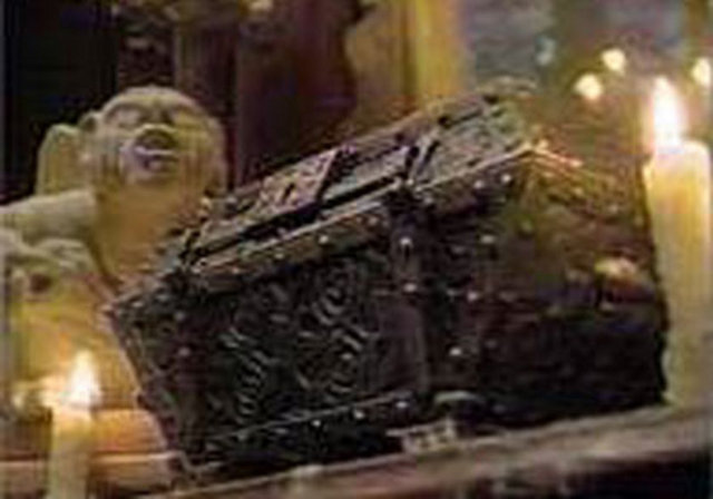 Minik bebek metal bir tabutla mezara kondu.