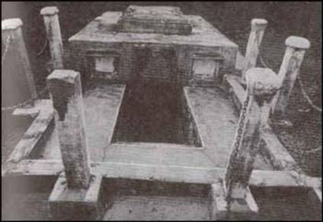 1807 yılında Thomasina Goddard'ın cesedi basit ahşap bir tabutla mezar odasının en üst katına konuldu.