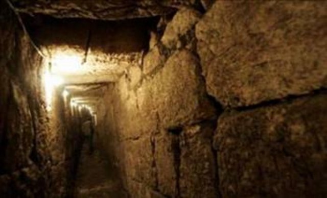 Tabutlar, yer hareketlerinden dolayı devriliyor olamazdı, çünkü mezar bir mercan yatağına yaslanıyordu.