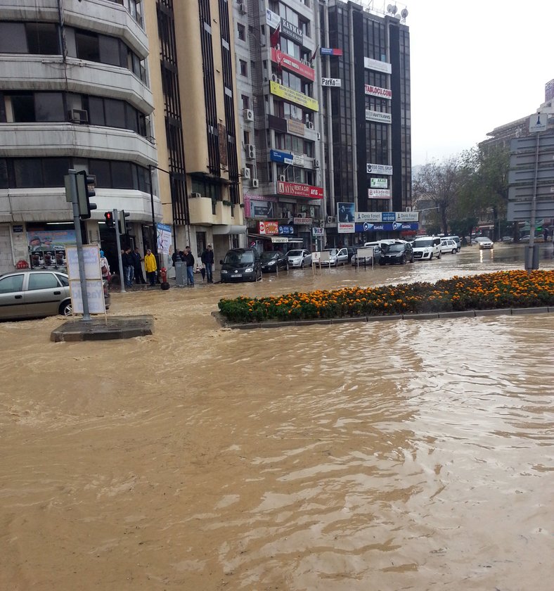 İzmir�de yağış hayatı felç etti, İzmir�de sel baskını