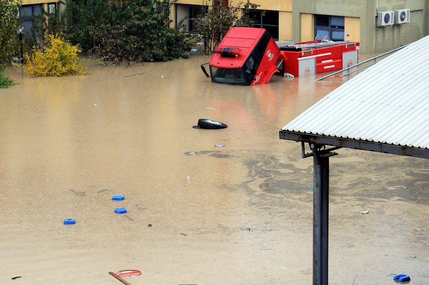 İzmir�de yağış hayatı felç etti, İzmir�de sel baskını