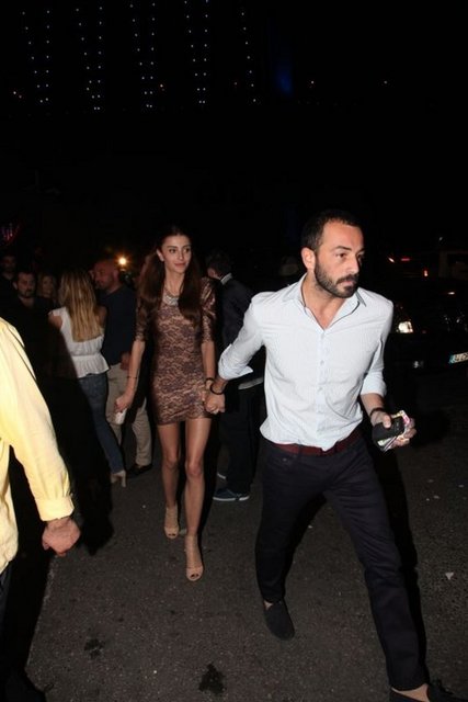 Hakan Baş'ın 3 günlüğüne eski sevgilisinin yaşadığı New York'a gitmesinin ardından Özge Ulusoy kıskançlık krizine girdi. Baş ne yaptıysa New York'ta eski sevgilisiyle görüşmediğine Ulusoy'u inandıramadı.