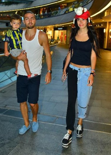 Bir de Berkay benim adımı telefonuna niye Aysel diye kaydetsin. Sonuçta evli bir erkek değil. Bu fotoğraf birkaç ay önce çekildi. Caner'e söyledim. Caner'in her şeyden haberi var. Ondan bir şey saklamam. "