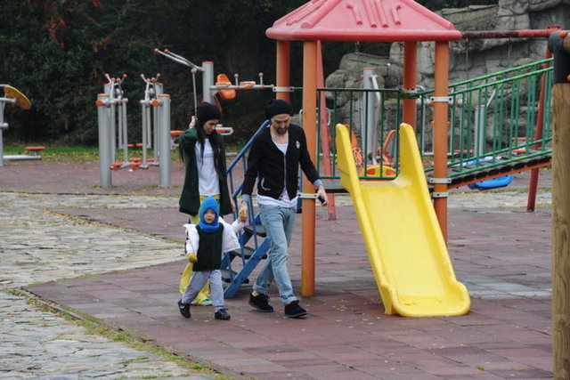 Caner-Asena Erkin çifti, dün de oğulları Çınar'ı Etiler'de parka götürdü.