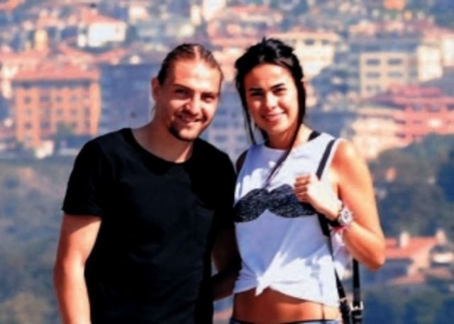 TUVALETTE BOŞAN KAVGASI Londra'da çekilen fotoğrafların dedikodusu yayılırken iddiaya göre Caner; hatırlı dostları aracılığıyla Berkay'ı eşiyle görüşmemesi konusunda uyardı.