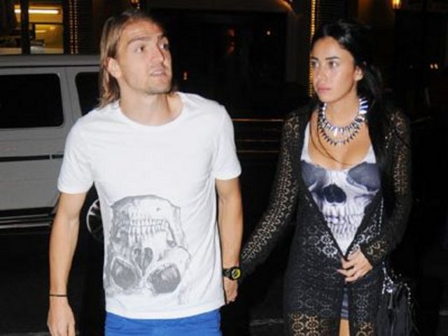 "Biz Caner'le nişanlı oluruz, farklı bir durum olur. 'Tercihim farklı oldu' dersin. Ben Caner'e aşık olarak evlendim. Hala da öyle. Geçenlerde FB-GS maçı vardı. Ben Caner formasıyla ortalıkta ne işim var. Instagram'dan fotoğraflarımı paylaştım." -