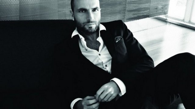 İşte Berkay'ın o açıklamaları: 'Ayıp ötesi bir iftira ile karşı karşıyayım. Evli olan stil danışmanımla resimlerimi sevgili diye yayınlamak olağanüstü ayıp. Fenerbahçeli Caner'in eşi Asena çok çok iyi arkadaşımdır.Bir erkekle bir kadın arkadaş olamaz mı ?.. Hem iş arkadaşıyız, hem çok iyi dostuz' -  -  -  -