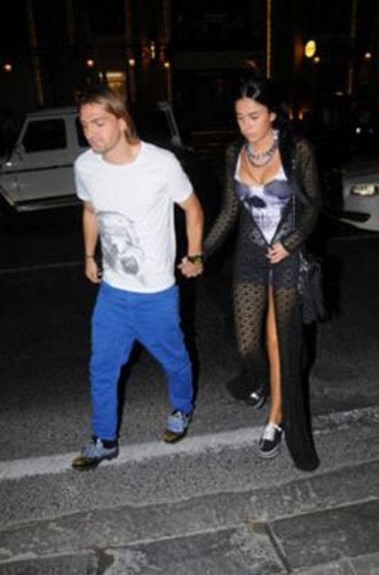 Eşinin İngiltere'de çekilmiş fotoğraflarını medya kuruluşlarına vermekle Fenerbahçeli futbolcuyu tehdit eden şahıs, amacına ulaştı.