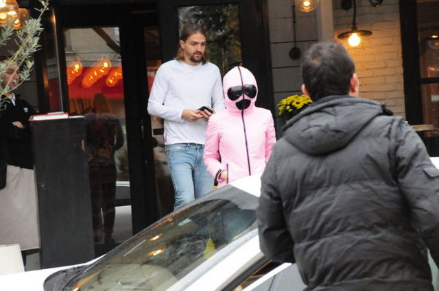 Çıkışta Asena Erkin'in kendi tasarımı olan ve yüzünü tamamen kapatan kapüşonlu sweatshir'ü dikkat çekti.