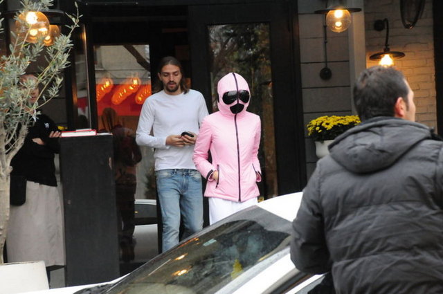 "BEN EŞİME GÜVENİYORUM" Caner-Asena Erkin çifti önceki gün, Etiler'de gündüz bir kafede baş başa yemek yedi.