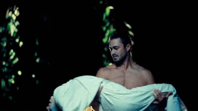 Gaga'nın sevgilisi Kinney, bugüne kadar Vampir Günlükleri başta olmak üzere birçok yapımda yer aldı.