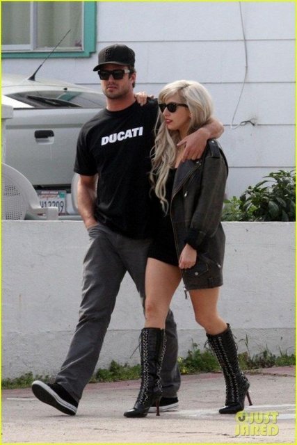 Benim gördüğüm, birlikte olduğum kadın başka' demişti. Lady Gaga ise, onun bu mütevazi görünüşü hakkında 'O tam bir gizli deli' yorumunu yaptı.