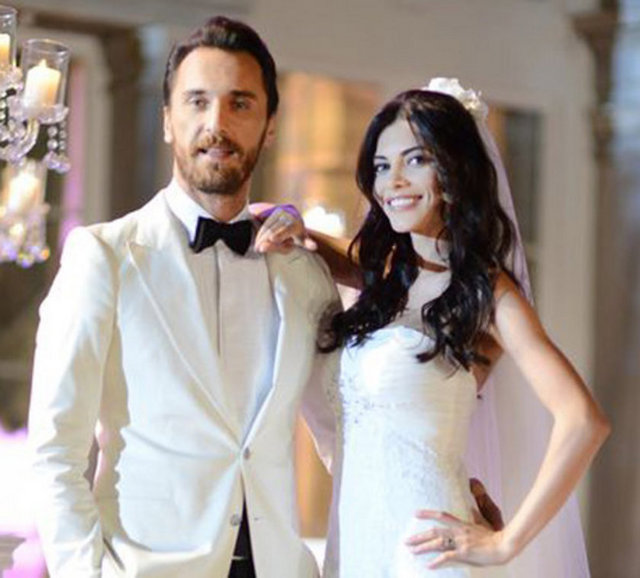 Ceren Hindistan SHOW TV ekranlarında yayınlanacak olan Firuze dizinin ilk bölüm çekimlerinde rol gereği oyuncu Fırat Çelik ile nikâh masasına oturdu.