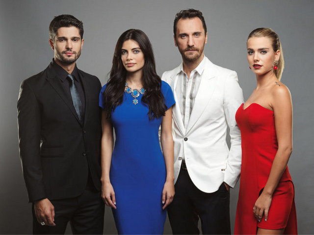 Hikaye kurgusu, dev oyuncu kadrosu ve görüntüleriyle yılın dizisi olmaya aday Firuze'de Ceren Hindistan ve Fırat Çelik'e başrollerde Haluk Piyes ve Ceyda Ateş de eşlik ediyorlar.