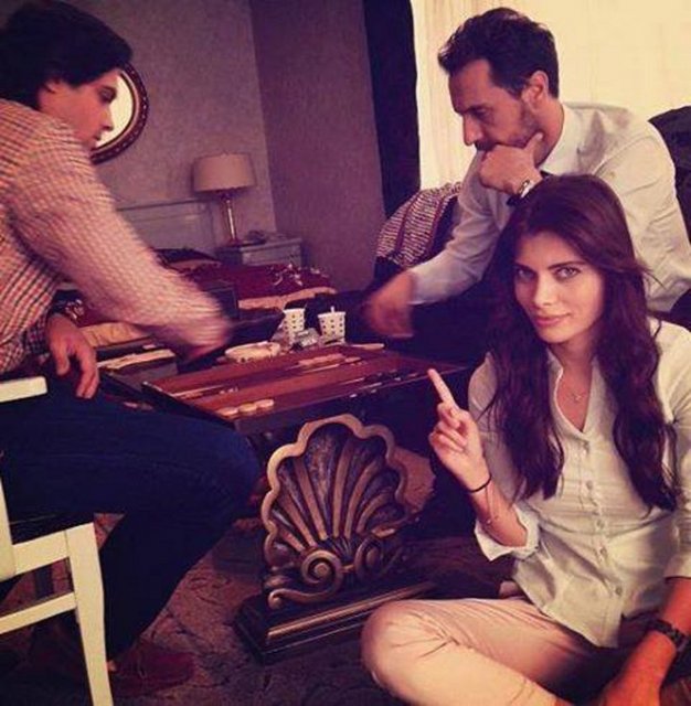 Yapımcılığını Murat Tokat'ın üstlendiği, senaryosunu Aydın Üredi, İdil Kuzuoğlu ve Peri Oruç'un yazdığı dizinin yönetmenliğini ise Cemal Şan yapıyor. -