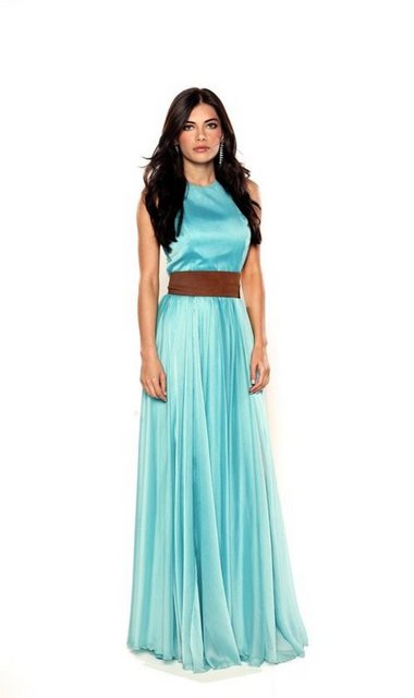 Engin Şenkan, Özay Fecht, Yıldız Kültür, Aytaç Öztuna, Taner Barlas ve Murat Göksu gibi usta isimlerin de yer aldığı Firuze'de aşk, entrika ve iktidar mücadelesi anlatılıyor.