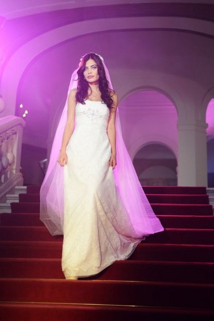 Dizide Firuze'yi canlandıran Ceren Hindistan, önceki gün yapılan çekimlerde gelinlik giydi. -