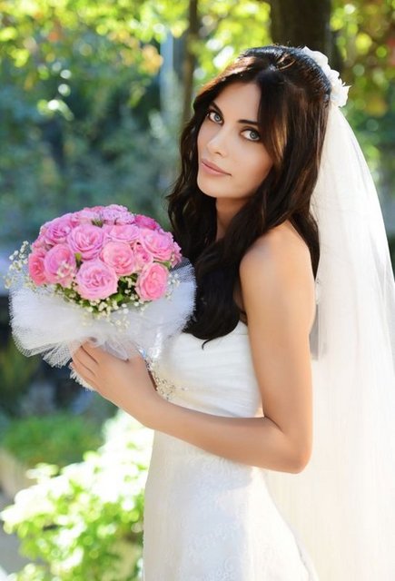 Rol icabı Fırat Çelik'in canlandırdığı Oğuz'la nikah masasına oturan Hindistan, gelinlik giydiği için çekimlerde heyecanlandığını söyledi.