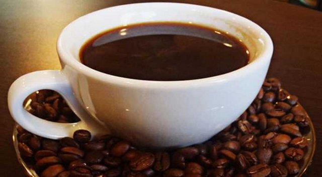 Ancak kafein aslında vücut ısısının daha hızlı azalmasına neden olur.