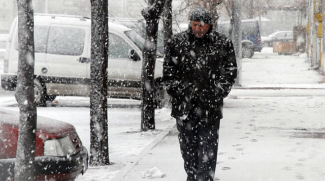 Oysa ellerin serbest olması ve yürürken sallanması, kasların çalışmasını sağlayarak vücut ısısını korumaya yardımcı oluyor.