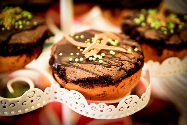 Kolesterolü düşüren faydalı maddeler için portakalın kabuğunu kek yapımında kullanabilirsiniz.