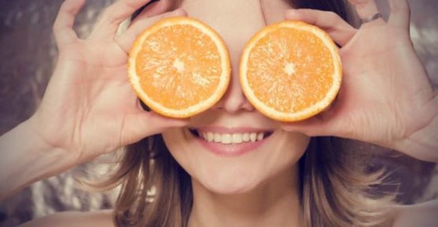 Sağlıklı bir cilt sunar. Antioksidan bakımından oldukça zengin olan portakal ciltteki yaşlanmanın etkilerini azaltır. - Her gün portakal yemek ya da en az bir bardak portakal suyu içmek kusursuz bir cilt sağlar.