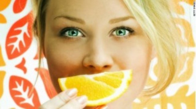 Enfeksiyonlardan korur. Portakal içinde 150 farklı faydalı besin ve 60'tan fazla vitamin bulunduran bir narenciye türüdür.  - Tüm bu maddeler portakalı vücudumuzu virüslerden ve enfeksiyonlardan koruyan antioksidan bakımından oldukça zengindir.