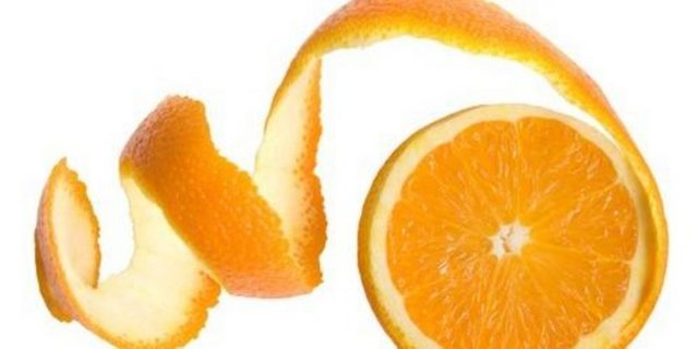 Portakalın kabuğu da içi kadar faydalıdır bu yüzden yerken kabuğunu mümkün olduğunca ince kesmeliyiz