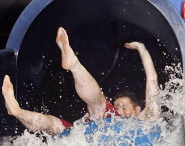 Tatil Yerlerindeki Su Kayaklarını Test Edici: Masa başı işlerinde çalışmaktan çok daha keyifli olan bu işi 29 yaşındaki Bay Linch yapıyor. Bay Lİnch'in görevi su kayaklarının hızını, yüksekliğini, su kalitesini kontrol etmek. Bay Linch bu sayede birçok ülkenin lüks otellerine gitmiş ve su kayaklarını test etmiştir.