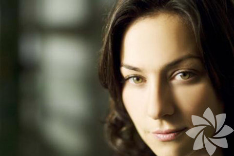 1997'de başlayan ve beğeniyle izlenen Kara Melek  dizisi kariyerinin dönüm noktasıdır.