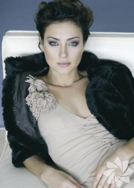 1983 yılında İstanbul Üniversitesi Devlet Konservatuarı bale bölümüne girdi.