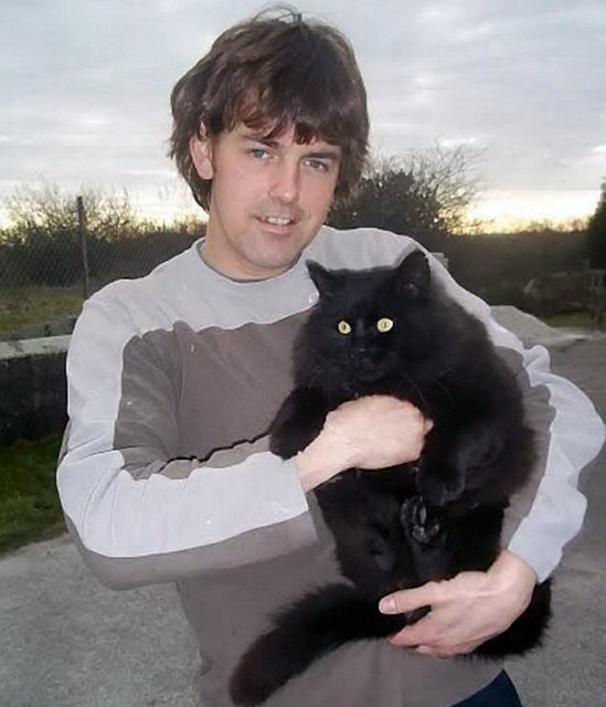 Birçok kişinin kolunu ısırıp tırmıklayan, kedi ve köpekleri kovalayan Shiny'ye kasabadakiler 'Şeytan kedi' lakabını taktı.