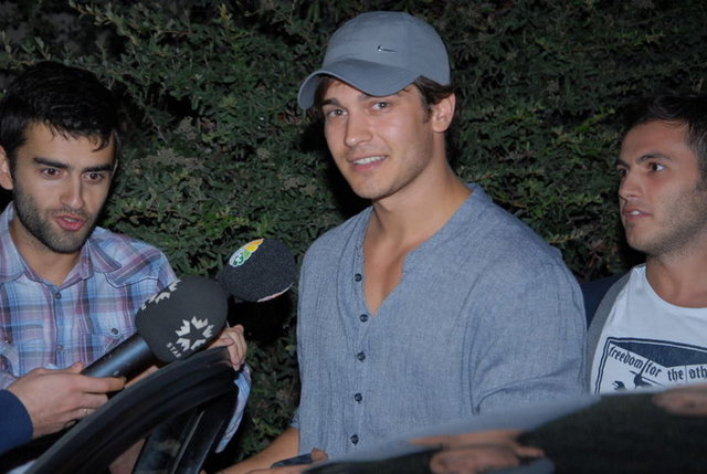 "Sardığım sigaradır. Çağatay'a jest olsun diye sarmıştım ama beceremedim" yanıtını verdi.