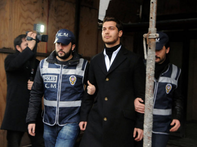 İSTANBUL 16. Ağır Ceza Mahkemesi'nde görülen uyuşturucu davasında ünlü oyuncu ve tiyatrocu sanıklar ilk kez hâkim karşısına çıktı.