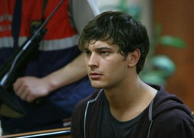 'ÇAĞATAY'A TÜTÜN SARDIM' - Mahkeme başkanının "Sarma sigara içiyor musun?" sorusu üzerine Karaca, normal sigara kullandığını söyledi. "Telefonda '3-4 tane minnacık sardım' diye söylüyorsun. Sardığın sigara mı esrar mı?" sorusuna da