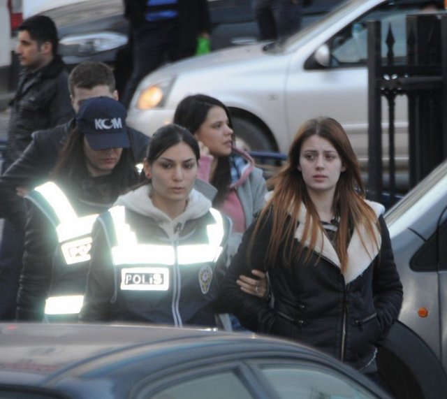 Ünlü oyuncular Çağatay Ulusoy ve Gizem Karaca'nın da aralarında bulunduğu 34 kişilik uyuşturucu çetesi davasında sanıklar, örgütlü olarak uyuşturucu ticareti yapma veya temin etme iddialarını kabul etmedi. 11'i tutuklu 23 sanığın katıldığı duruşmaya sanatçı Cenk Eren ve firari sanık Selin Boronkay katılmadı.