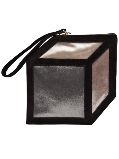 Kombinizi aksesuarlarınız ile hareketlendirebilirsiniz.