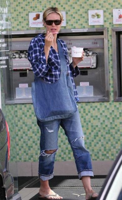 Gömleğinizi, kareli bir desen veya bebek mavisi tercih edin. Kollarını kıvırmak en önemli püf noktası.