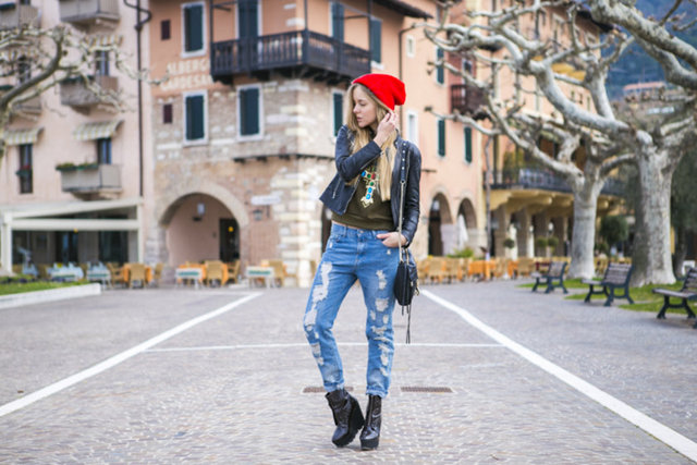 Rag&bone denimi, oversized bir kazak, slouchy bir bere, deri ceket ve botlarınızla  kombinleyerek güne karışabilir, birkaç ilave aksesuarla geceye de devam edebilirsiniz.