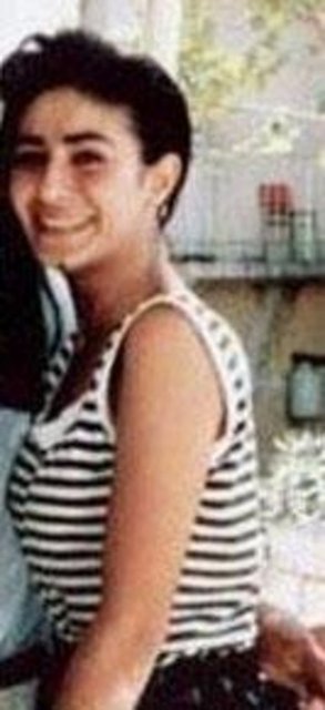 Erken yaşta bir evlilik yapmış Tilbe. Bir kız çocuğu sahibi olmuş.. Ama evlilik uzun sürmemiş.. Kızı ile bir başına kalakalmış Tilbe. Ne iş bulduysa yapmış.. Pazarlamacılık, tezgahtarlık, dikiş atölyelerinde iplik temizlikçiliği, çocuk bakıcılığı bunlardan bazıları.