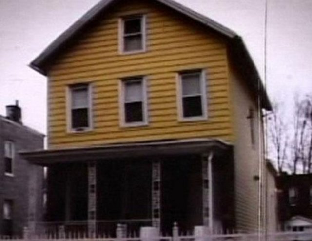 Jennifer Lopez 1999'a kadar Bronx'taki bu evde yaşadı. 20'li yaşlarında bu bölgede çalışan bir polisle çıktığını söyleyen Lopez "Ona büyüdüğüm yeri söylediğimde 'Orası çok sık suç işlenen bir yer" demişti. Bunu o zamana dek bilmiyorum" diye anlatıyor o dönemi. Lopez, anne ve babasının kendisiyle birlikte iki kızkardeşini daha son derece iyi bir şekilde büyüttüğünü söyledi.