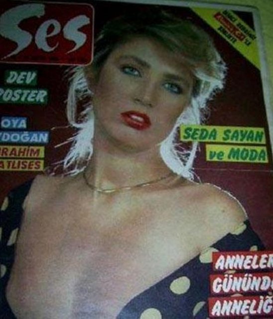 Bunun üzerine öğretmeni elinden tutup İstanbul Radyosu'ndaki Ses Yarışması'na götürmüş Sayan'ı. Ama başarılı olamamış.. Günlerce ağlamış küçük kız bu hezimetin ardından.