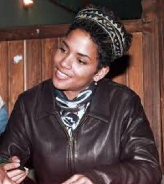 Oyuncu olmak için New York'a taşınan Berry, 1989 yılında evsizlere kucak açan bir barınakta kaldı. Daha sonra ABC'in bir dramasında oynayınca yapımcıların dikkatini çekti.  -