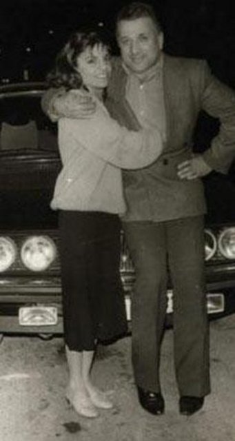 O DA ŞARKI SÖYLEMEYE PAVYONLARDA BAŞLADI - Asıl adı Bahriye Tokmak olan Kibariye, Manisa'nın Akhisar ilçesinde doğdu. O da fakir bir ailenin kızıydı. Hatta okuma yazmayı bile çok sonraları öğrenecekti. -