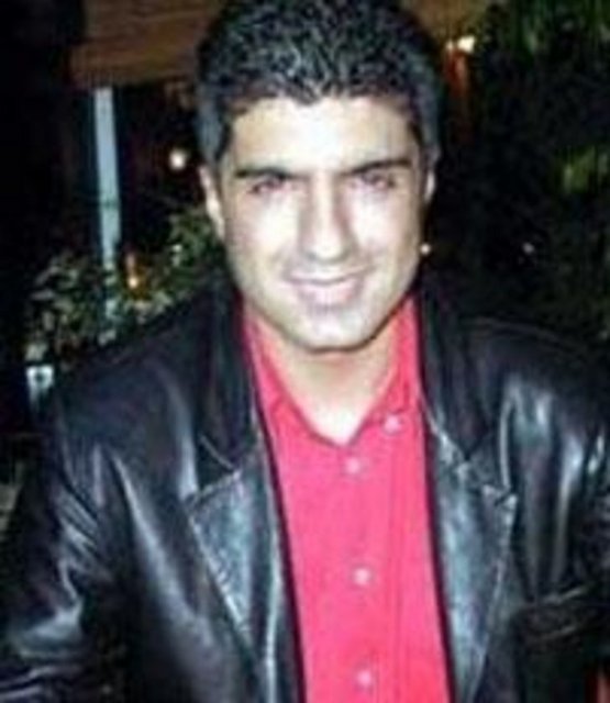 Ama günün birinde Özcan Deniz, düğün şarkıcılığından sıkılıp daha ileri bir basamağa çıkmaya karar vermiş. O an için atlayabileceği tek yer pavyonmuş. İzmir'de bir pavyonda çalışmaya başlamış. Deneme süresince tek kuruş para almamış. - Sonra günün birinde Aydın'da bir ses yarışmasına katılmış. Orada jüride bulunan Cenk Koray da ona hayatının teklifini yapmış: "Sesin çok güzel İstanbul'a gel."