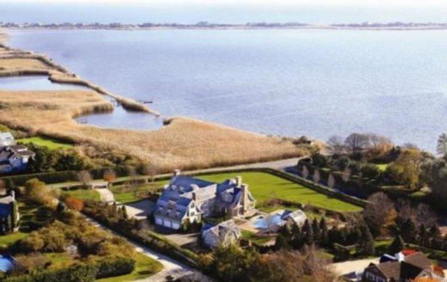 Gösterişli bir okyanus manzarası var.  -