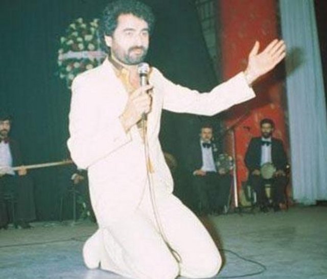 Önce Adana'da sonra da Ankara'da pavyonlarda, gazinolarda sahne almaya başladı. Kendine örnek aldığı Yılmaz Güney gibi Anadolu'dan göç edip İstanbul'u fethetmek amacıyla taşı toprağa altın olan bu kente geldi Tatlıses.